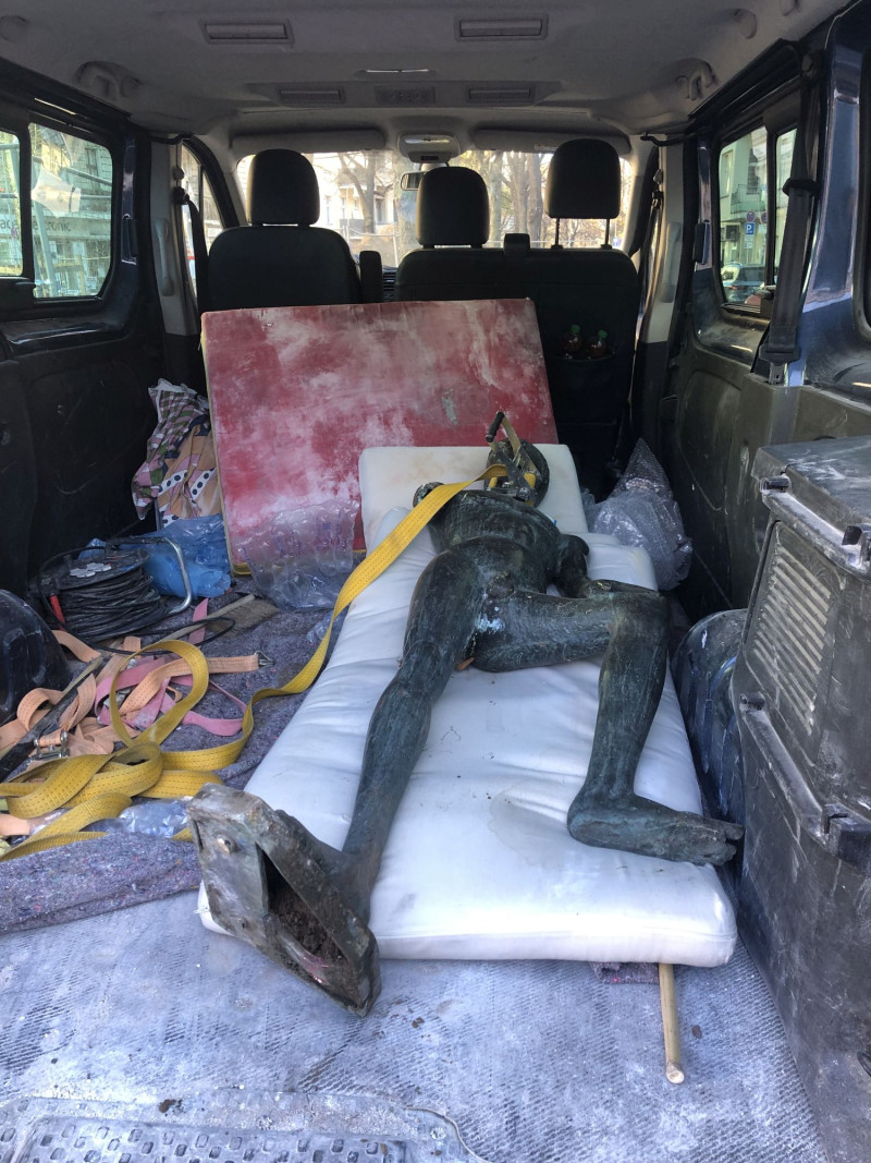 text: >
  Bronzeskulptur wird auf einer Trage in
  einem Fahrzeug transportiert
decorative: false
source: reviewed