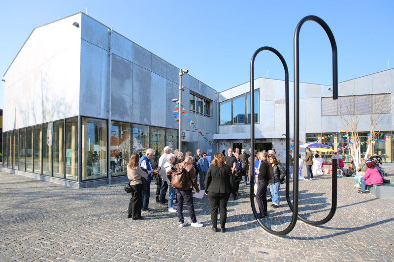 Eröffnung der Kunst am Bau Werkes mit Künstlerin Anne Gathmann und Besucher