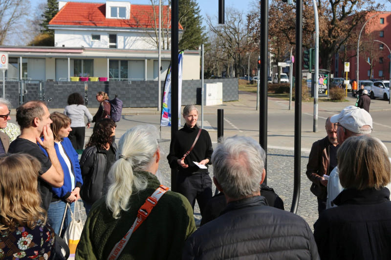 Eröffnung der Kunst am Bau Werkes mit Künstlerin Anne Gathmann und Besucher