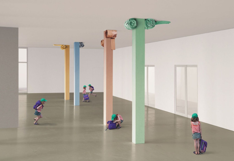 Vier dekorative Säulen mit Schnörkel in Pastellfarben in einem Bildungsgebäude.