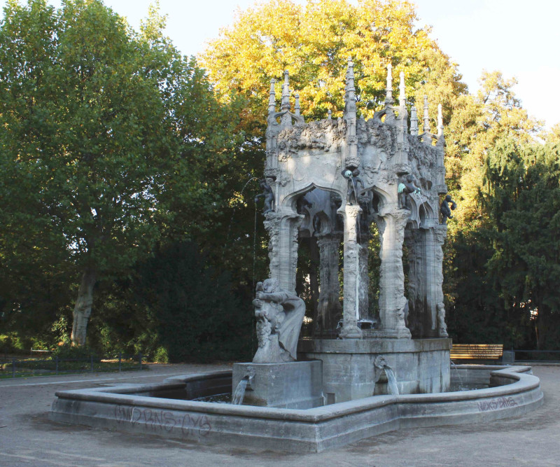 Brunnen im Park mit Muscheln und Figuren dekoriert