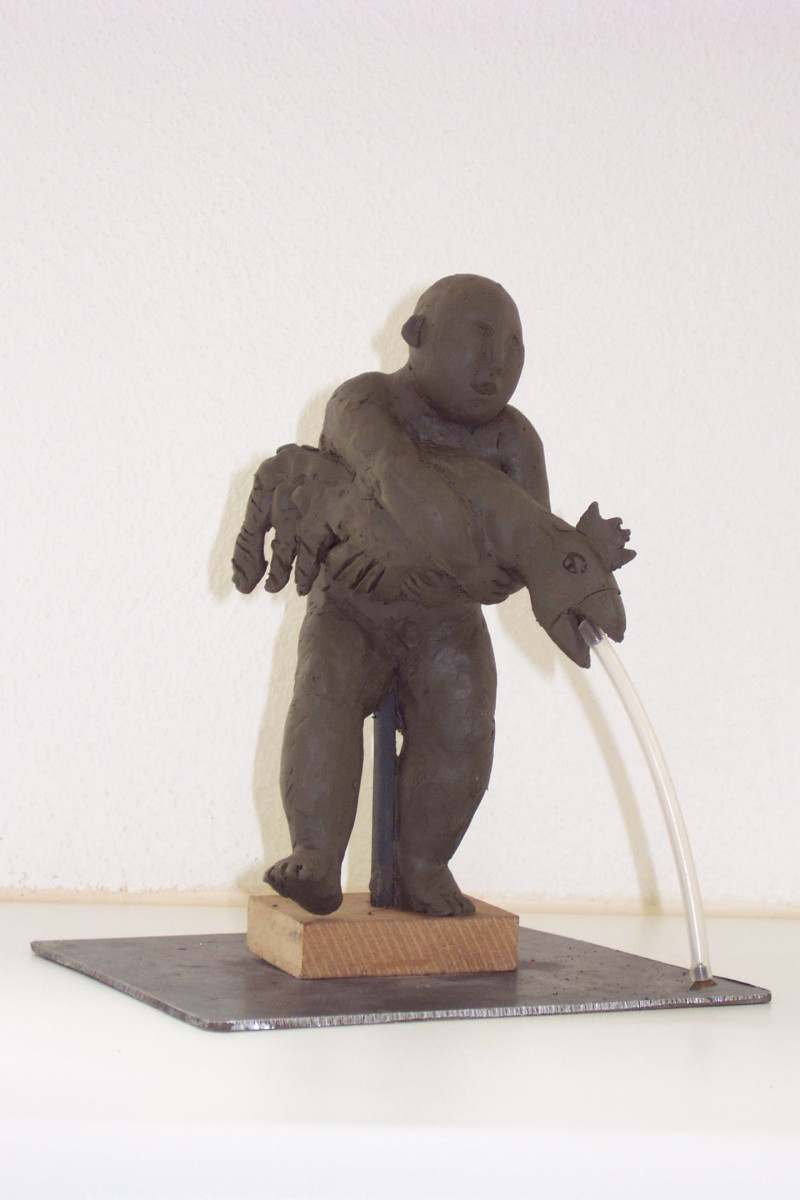 Skulptur aus Ton von einem Mensch mit einem Fisch in der Hand