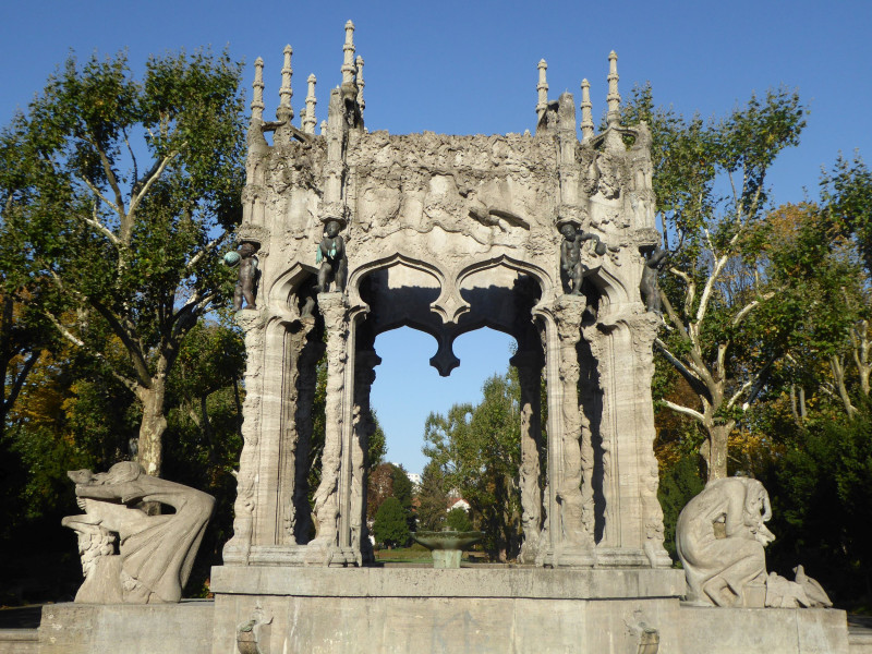 Brunnen im Park mit Muscheln und Figuren dekoriert