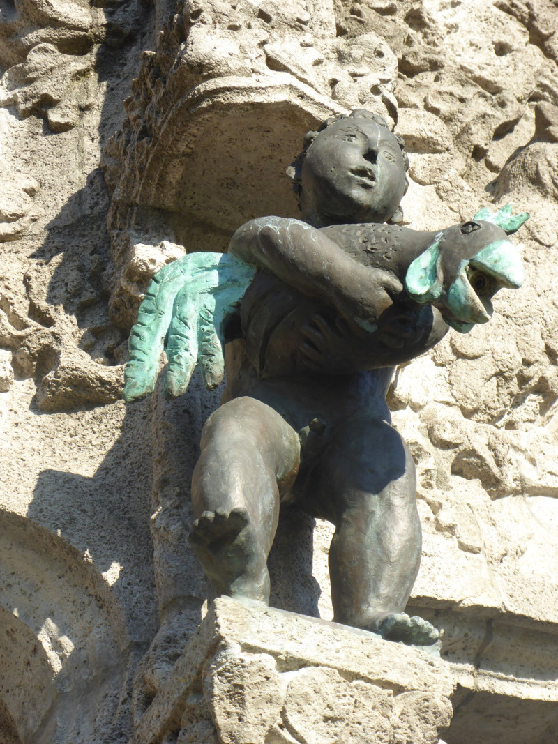 Figur mit einem Tier in der Hand