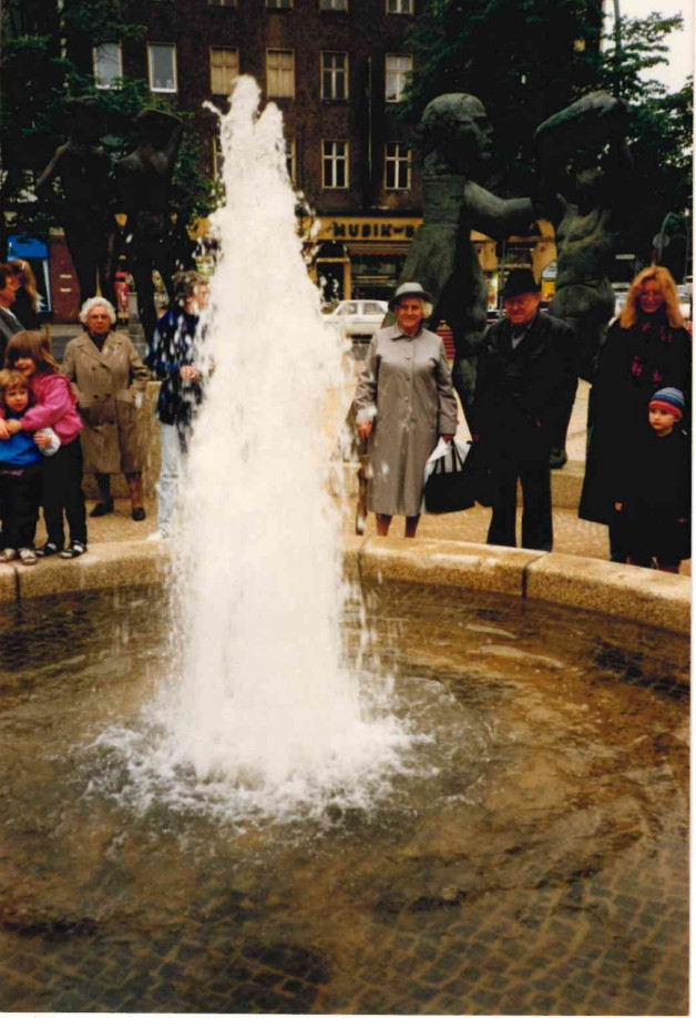 Publikum mit Brunnenanlage und Wasser