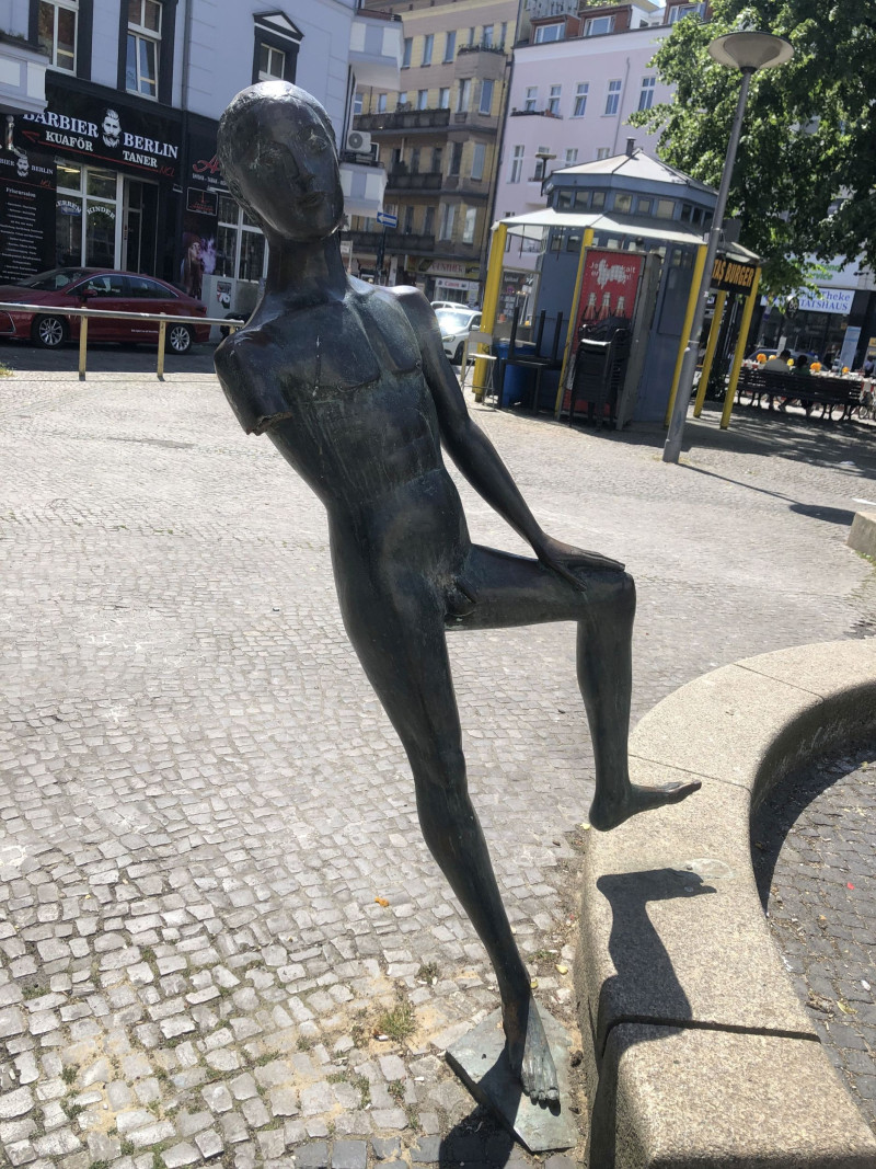 Abgerissener Bronzearm in Form eines Jünglings, Detail der Skulptur Imaginäres Theater