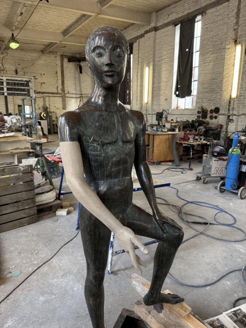 Modellieren des fehlenden Armes in der Gießerei Knaak