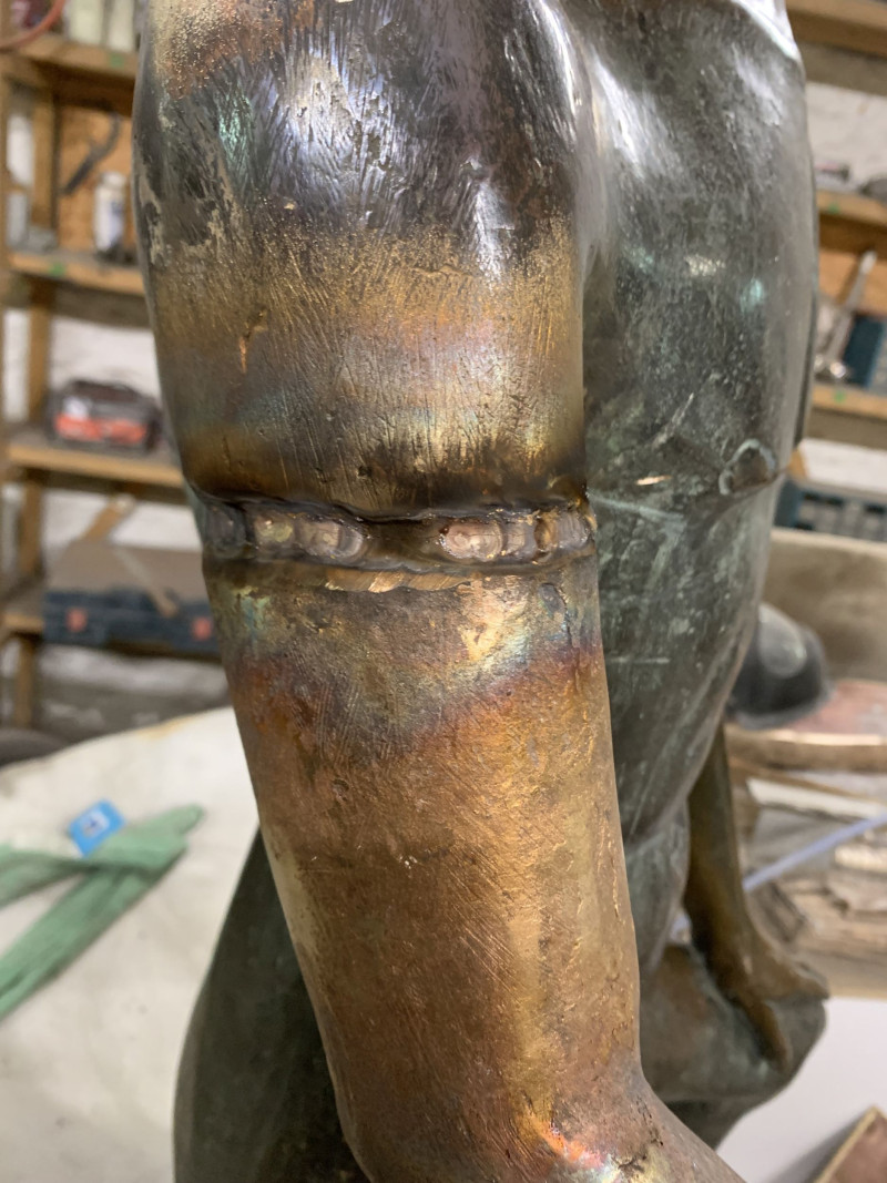 Schweißarbeiten an Bronzeskulpturen in der Gießerei