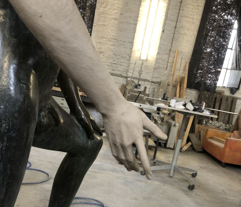 Detailaufnahme einer in Ton modellierten Hand für die Rekonstruktion einer Skulpturengruppe