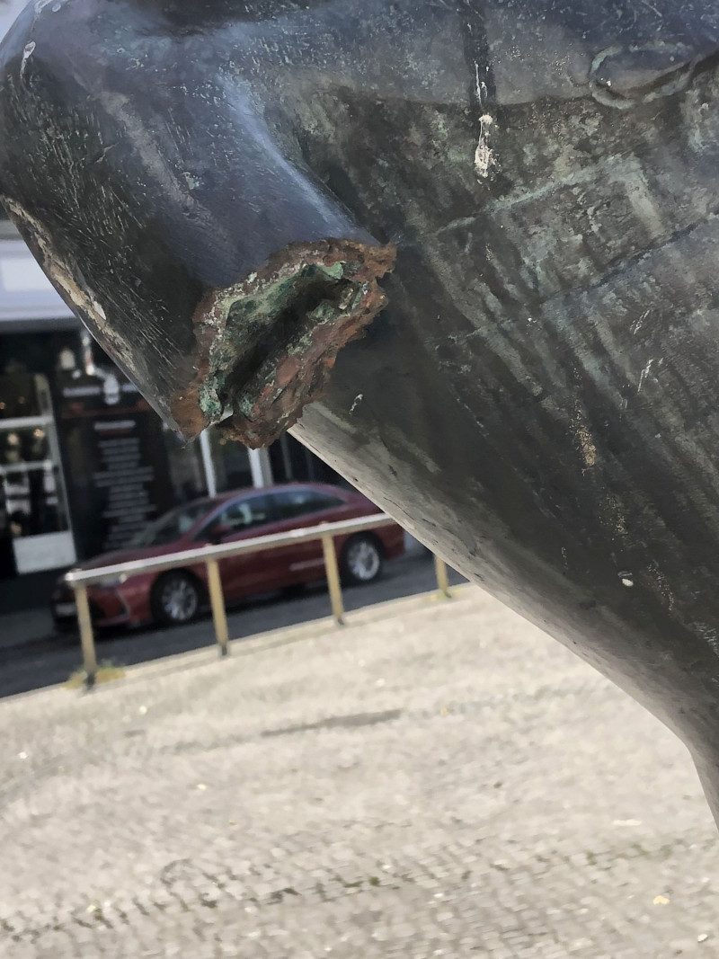 Abgerissener Bronzearm in Form eines Jünglings, Detail der Skulptur Imaginäres Theater