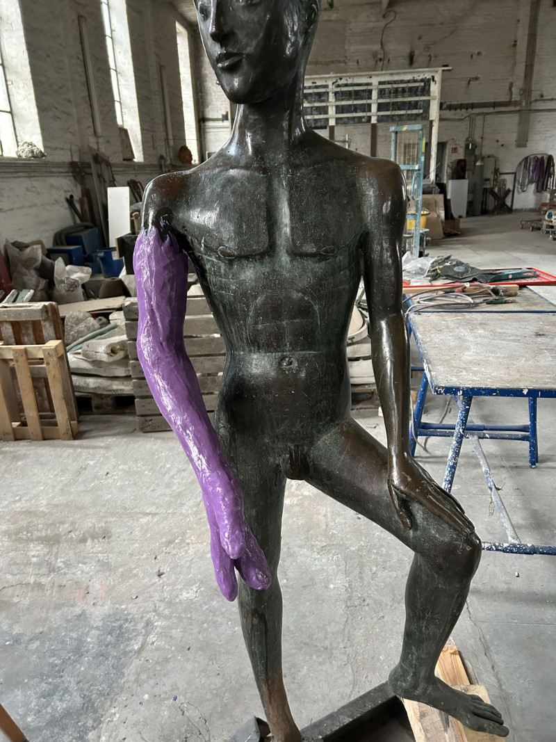 Silikon- und Gipsabformungen von Skulpturteilen in der Gießerei