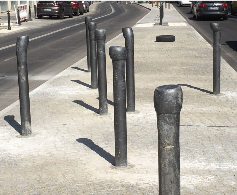 Großformatige Skulpturen, die Form von Nägeln haben, auf die Straße