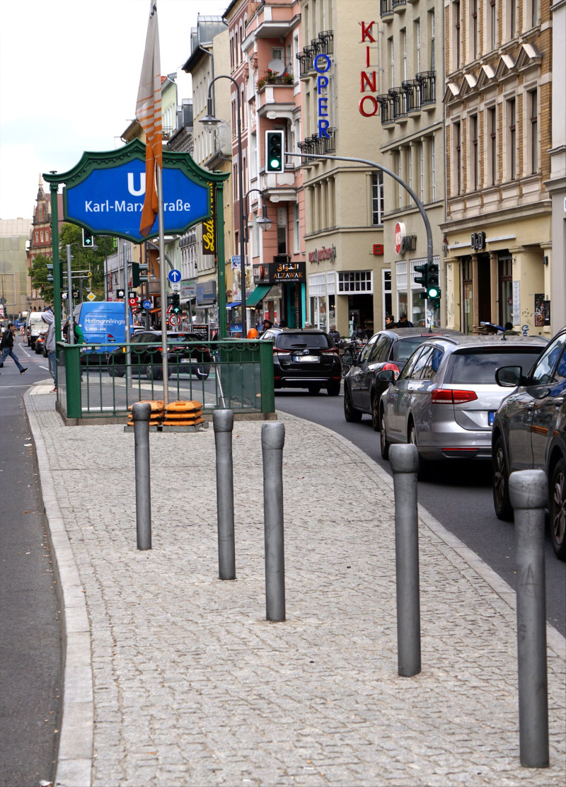 Großformatige Skulpturen in Form deformierter Nägel in der Mitte einer Straße.
