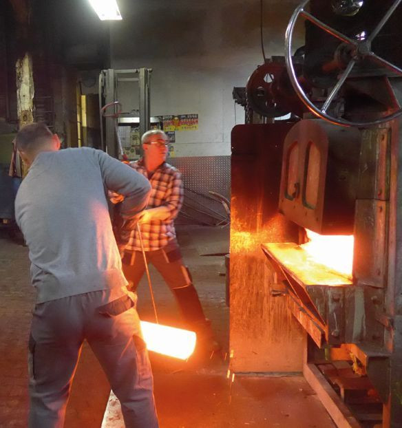 Zwei Männer arbeiten in der Gießerei mit glühendem Metall