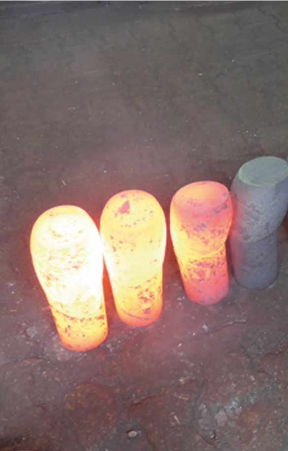 Vier Stücke glühendes Metalls