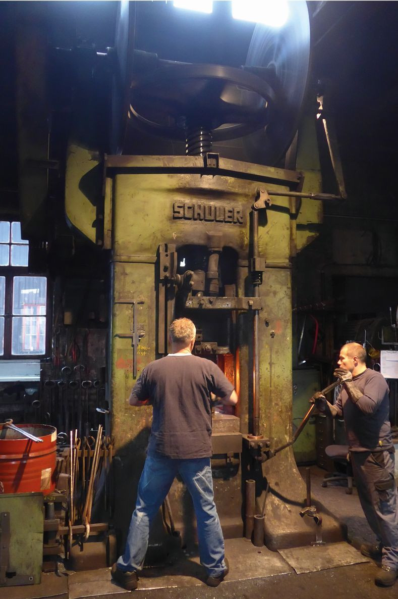 Zwei Männer arbeiten in der Gießerei