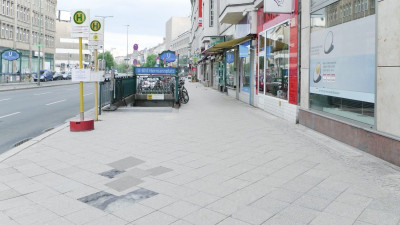 Bodengestaltung aus Basalt und Beton in fließender Form