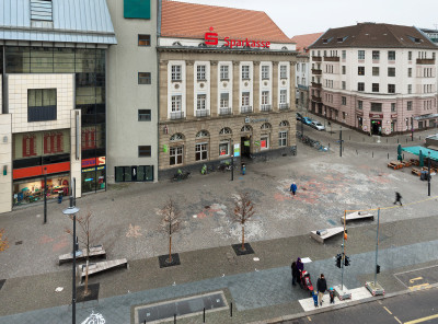Steinmosaik auf einem Platz mit importierten Steinen aus den Herkunftsländern Neuköllner Bürger*innen.