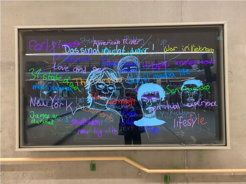 In die Wand integriertes Tafelbild in einem Schulgebäude.