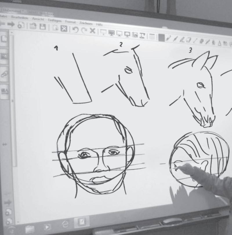 Kind zeichnet in einer digitale Tafel