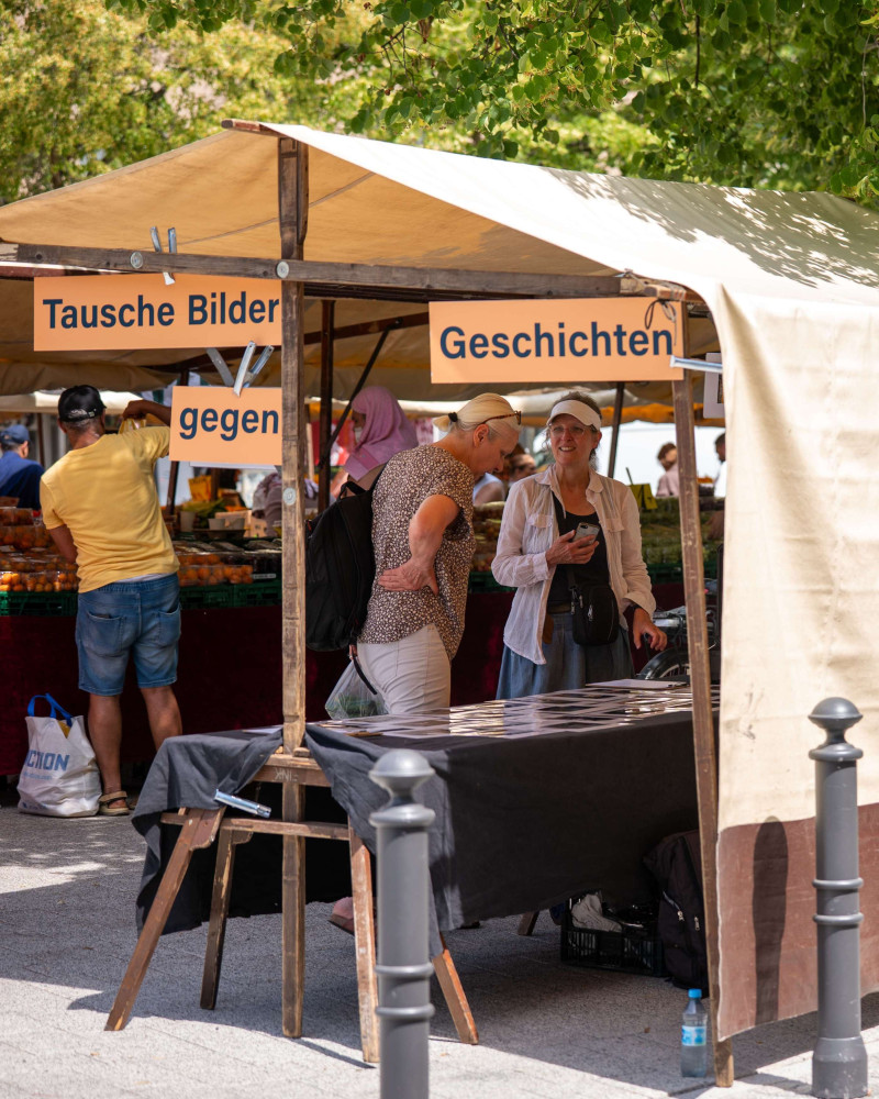 text: >
  Marktstand mit Schriftzug 