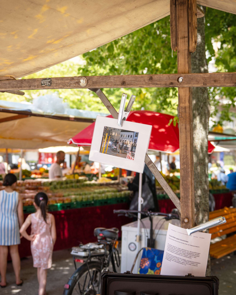 text: >
  Fotos von Petra Spielhagen an Marktstand
  auf einem Markt mit rotem Sonnenschirm
  im Hintergrund
decorative: false
source: reviewed