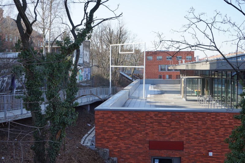 Weißer Metallrahmen in Spielfeldform als Tor vor einem Gebäude.