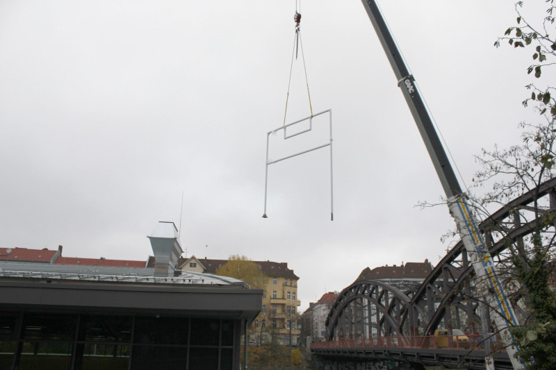Weißer Metallrahmen in Spielfeldform als Tor wird aufgestellt.