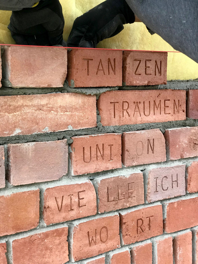 Ziegelstein mit eingravierten Buchstaben