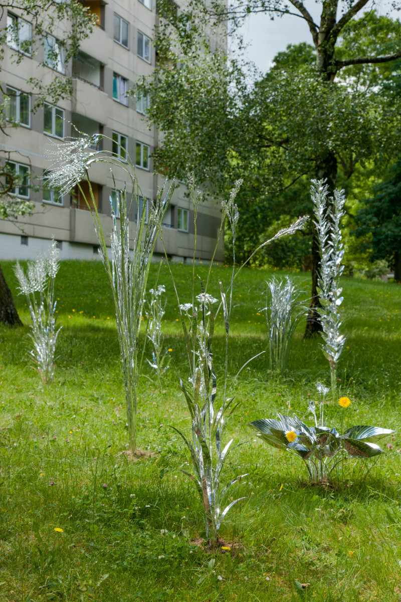 text: >
  Aluminiumblüten-Installation 