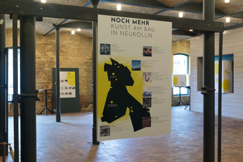 Plakate mit Informationen zu Kunst am Bau in Neukölln