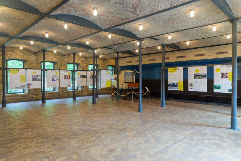 Zehn Plakate zu Kunst am Bau sind in einer Ausstellung zu sehen