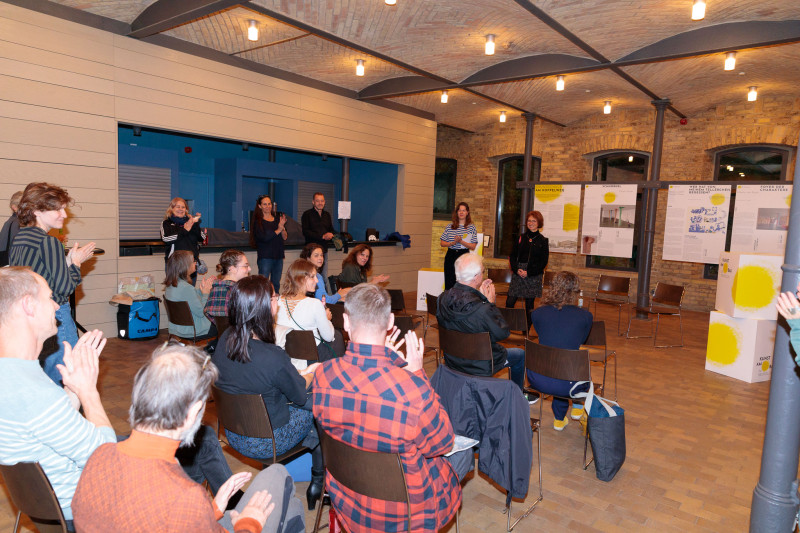 Organisatorinnen einer Ausstellung begrüßen die Anwesenden