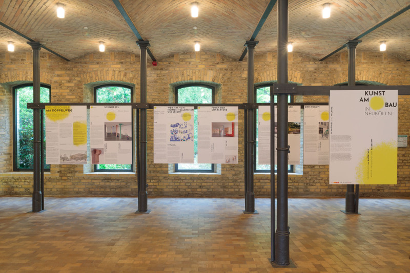 Plakate in einer Ausstellung zu Kunst am Bau Neukölln