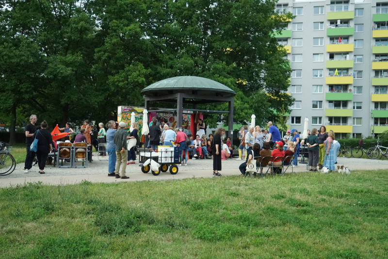 text: >
  Offene Chorprobe des Chors der Statistik
  unter einem Pavillon auf dem
  Pavillonplatz in Gropiusstadt mit
  zahlreichen Besuchern
decorative: false
source: reviewed
