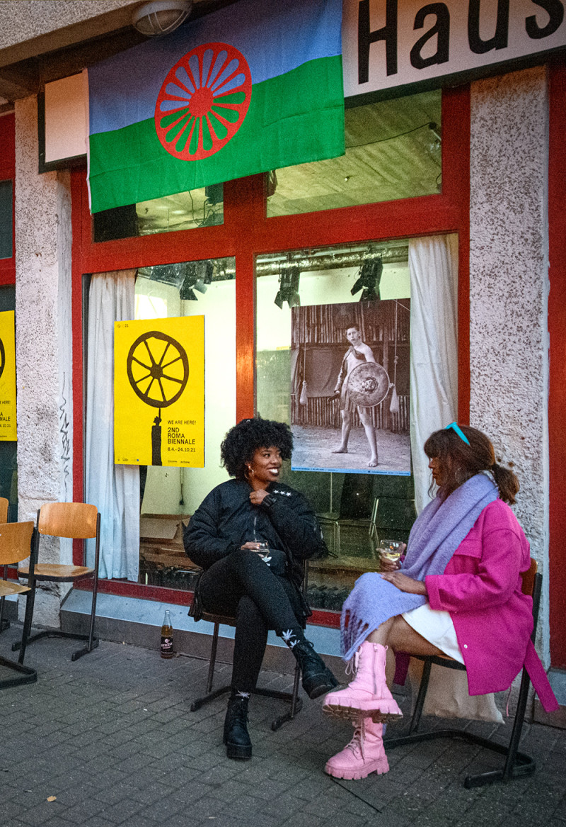 text: >
  Zwei Frauen sitzen auf Stühlen und
  unterhalten sich auf der Straße.
decorative: false
source: manual