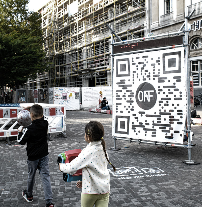 text: >
  Zwei Kinder spielen vor einem
  Kunstaktion im öffentlichen Raum
decorative: false
source: manual