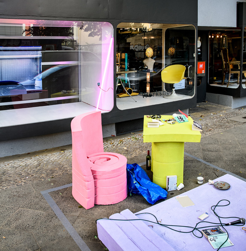 text: >
  Farbige Möbel auf die Straße für eine
  Präsentation
decorative: false
source: manual