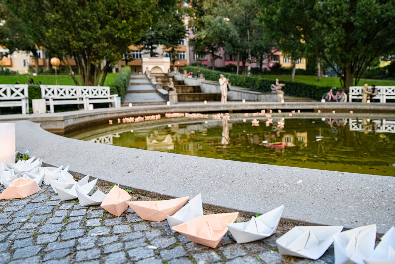 text: >
  Papierschiffe vor dem Brunnen im
  Körnerpark
decorative: false
source: manual