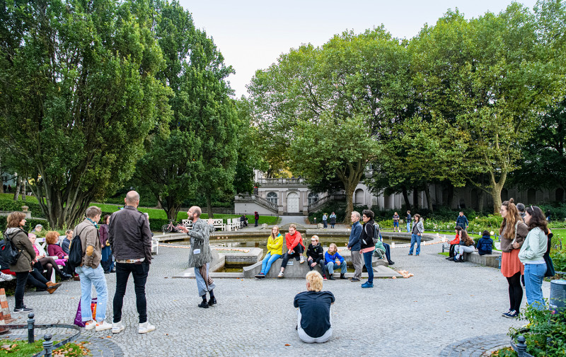 text: >
  Man singt in der Mitte des Körnerparks
  und ist umgeben von Menschen.
decorative: false
source: manual